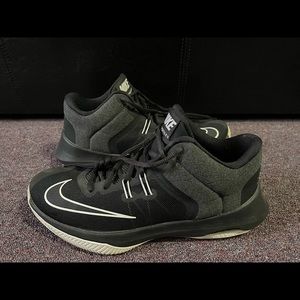 Nike Air Versatile 2 Women’s Basketball Shoes Black/White